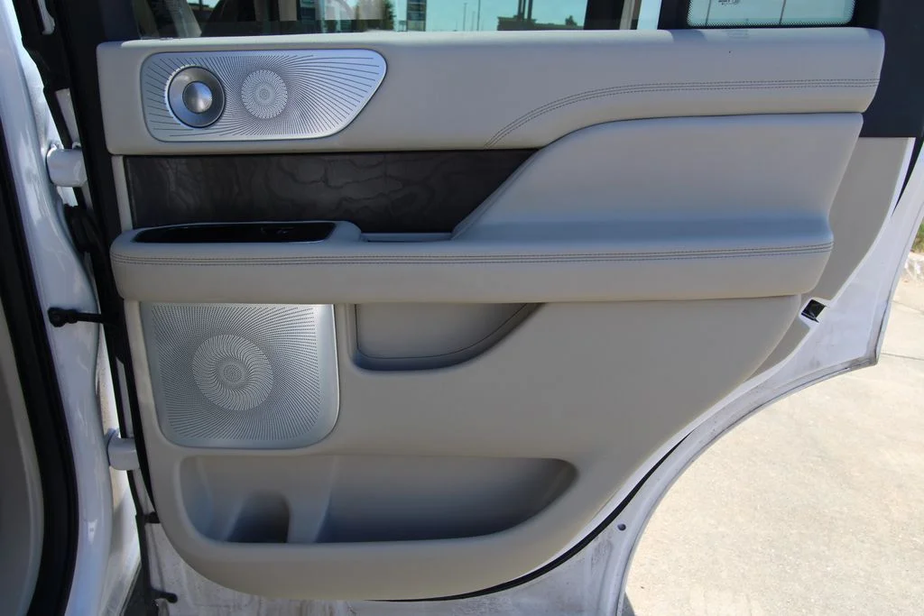 Used 2019 White Platinum Tri-Coat Metallic Lincoln Reserve image 45