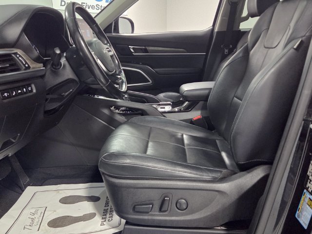 Used 2022 Black Kia EX image 5
