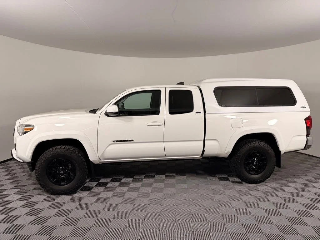 Used 2021 White Toyota SR5 image 3