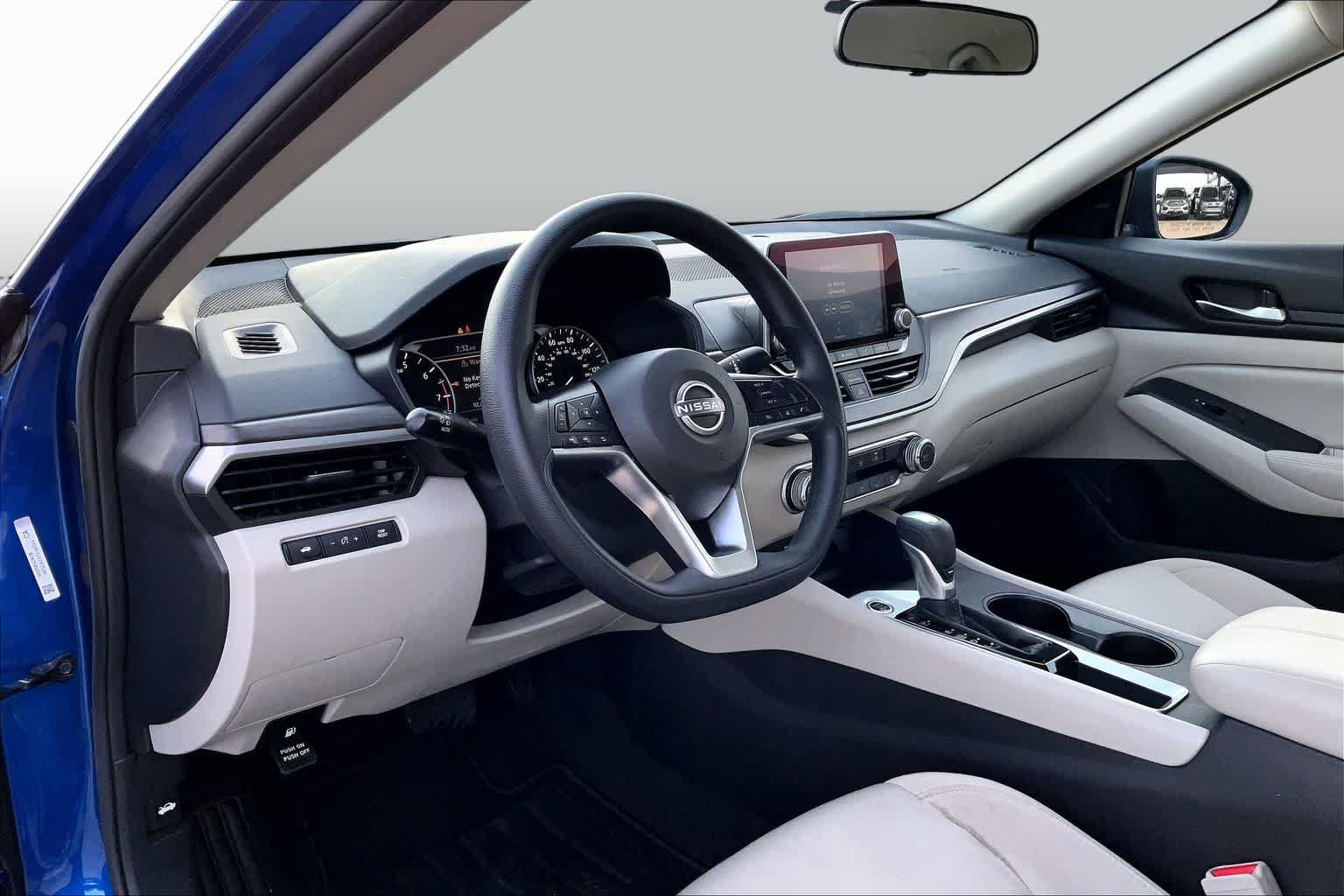 Used 2025 Bluestone Pearl Nissan SV image 15