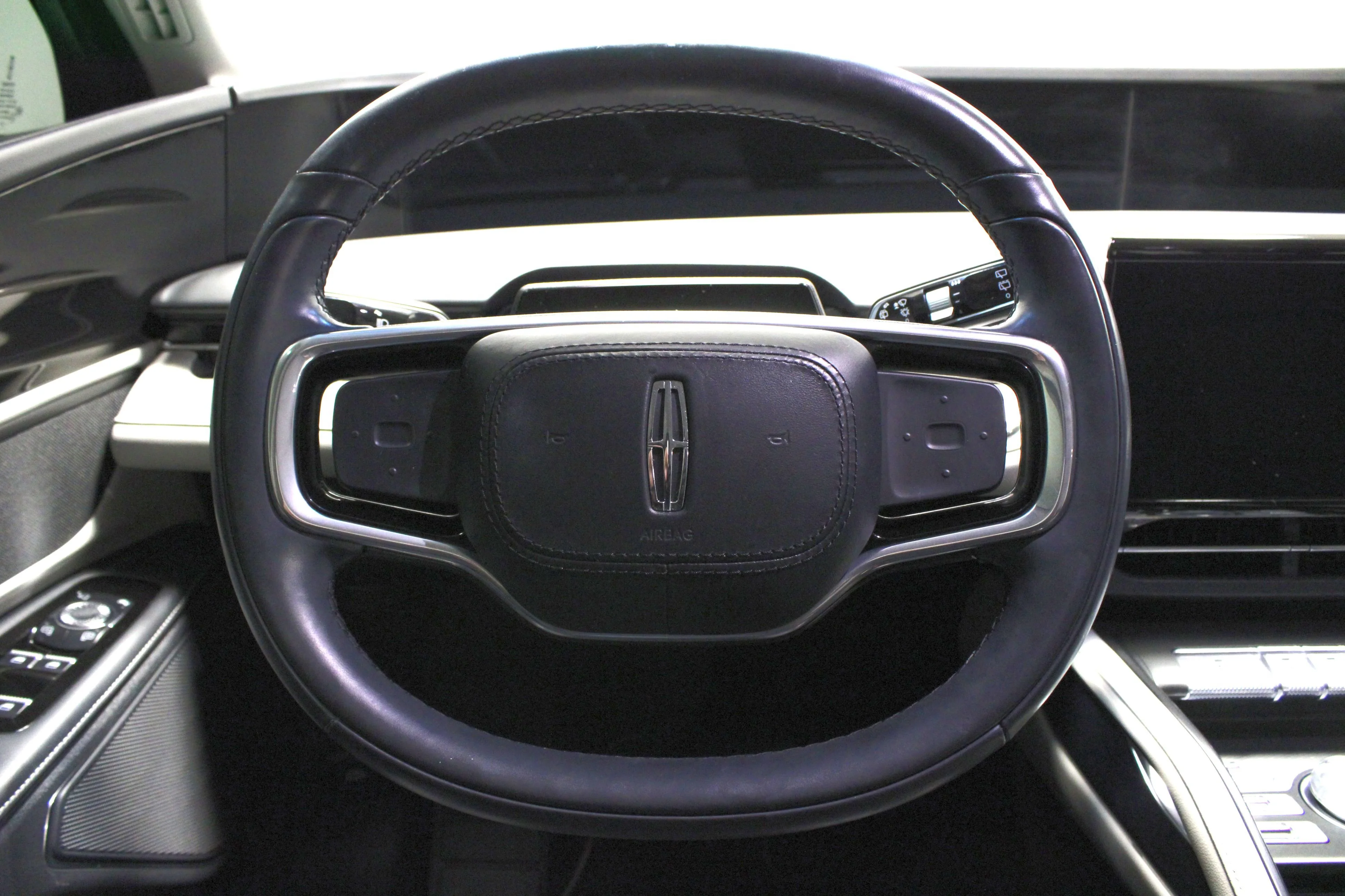 Used 2024 White Platinum Clearcoat Metallic Lincoln Premiere image 20