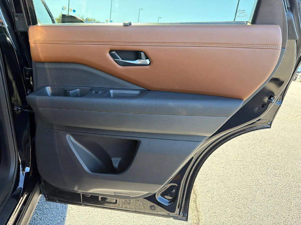 Used 2025 Black Nissan Platinum image 16