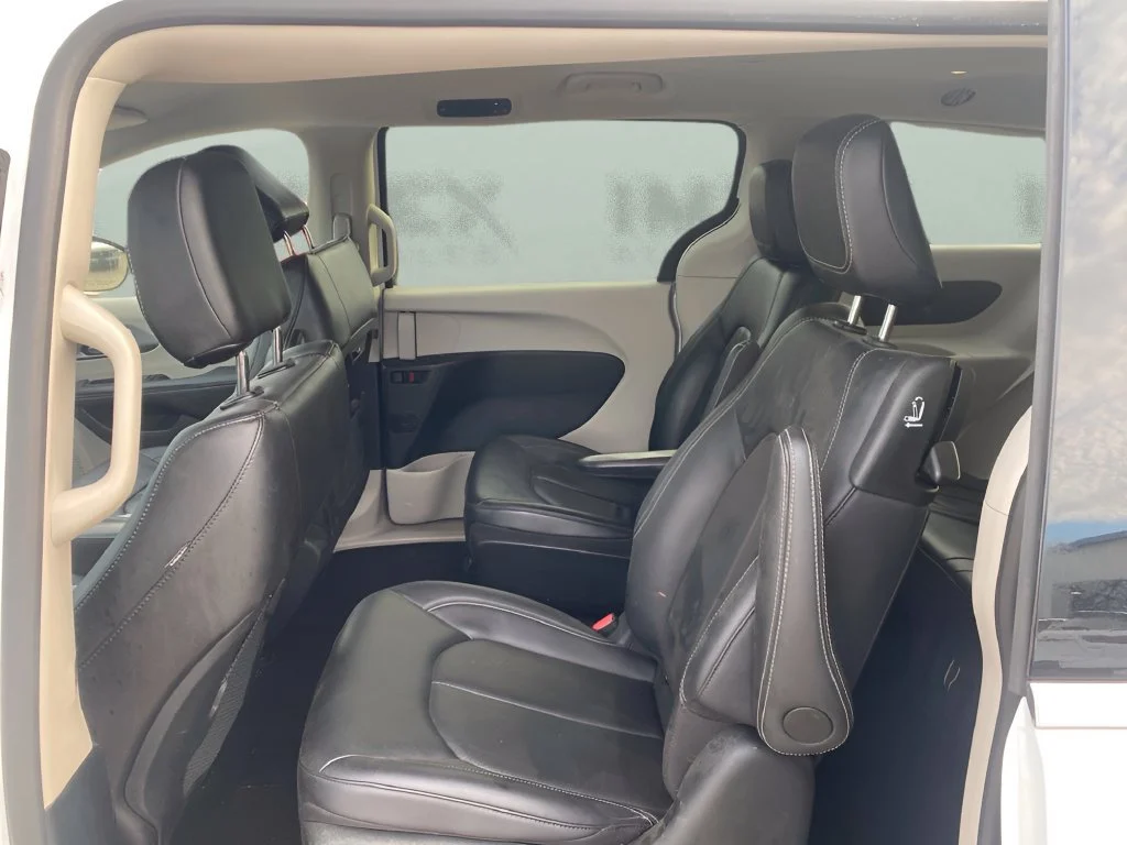 Used 2024 White Chrysler Hybrid Select image 10