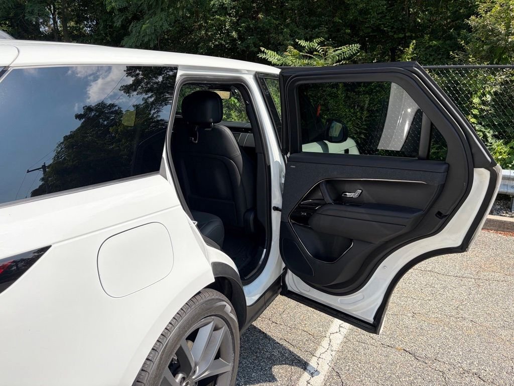 Used 2023 White Land Rover SE Dynamic image 16