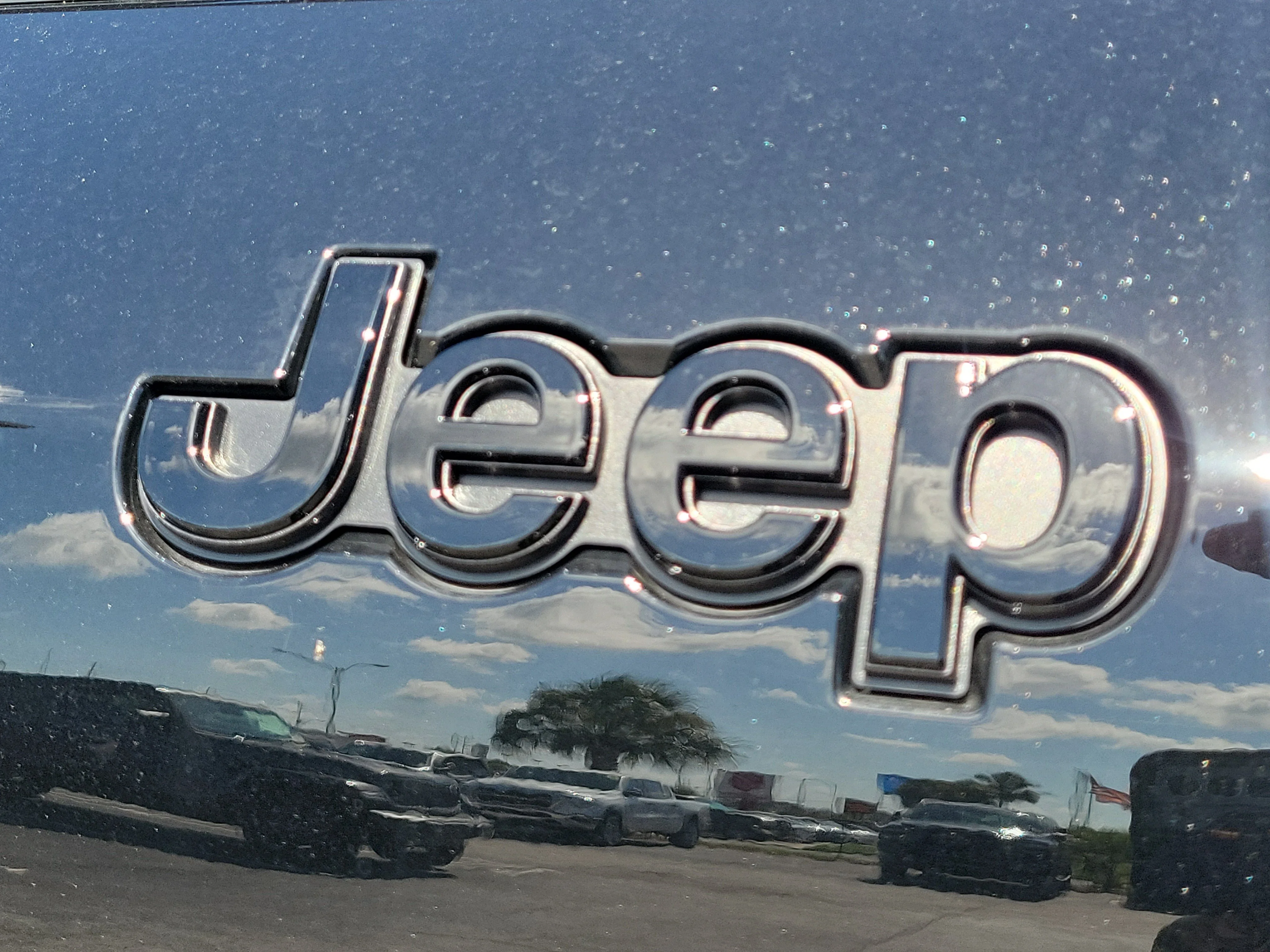 New 2026 Diamond Black Crystal Pearlcoat Jeep Altitude image 6