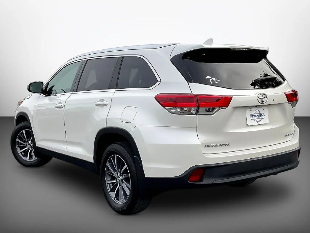 Used 2019 White Toyota XLE image 4