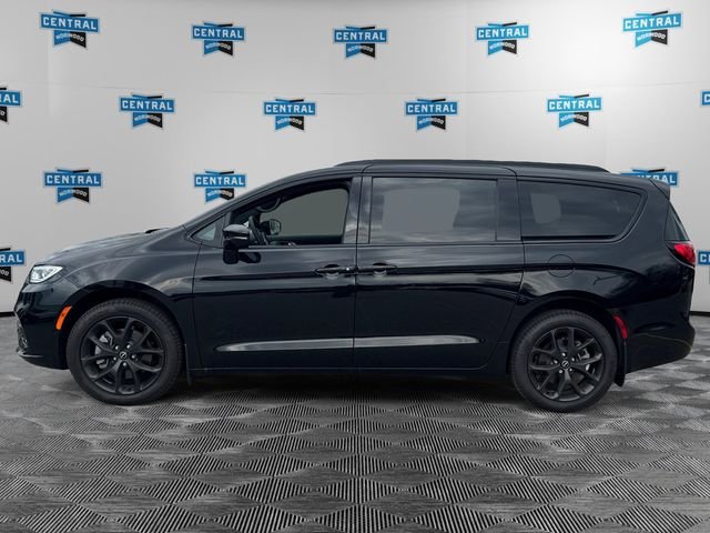 New 2026 Diamond Black Crystal Pearl-Coat Exterior Paint Chrysler Limited image 2