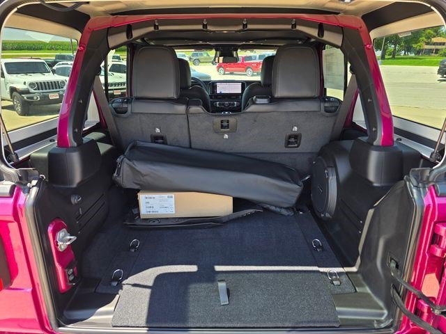 New 2026 Tuscadero Pearlcoat Jeep Rubicon image 9