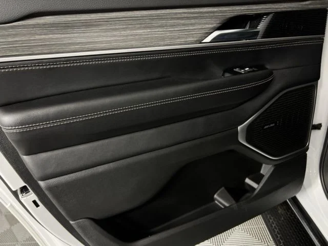 2023 Jeep Wagoneer L Series III - Photo 35