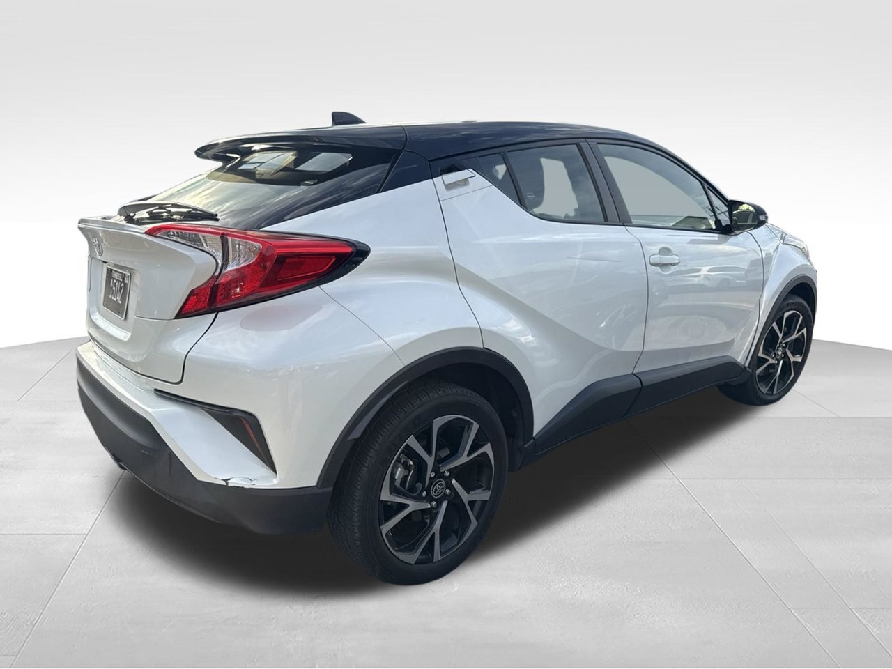 Used 2020 White Toyota XLE image 4