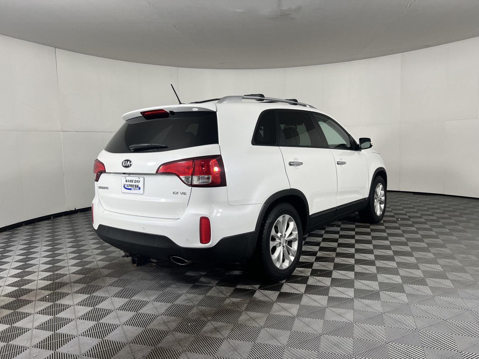 Used 2015 Snow White Pearl Kia EX image 16