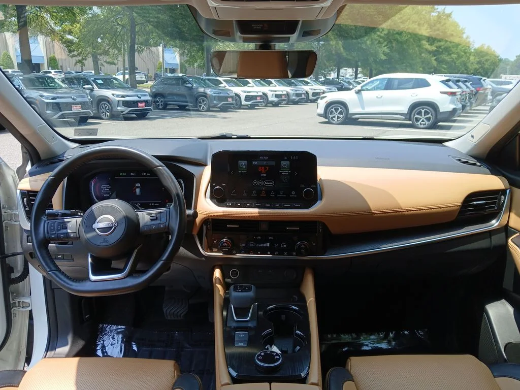 Used 2023 White Nissan Platinum image 26