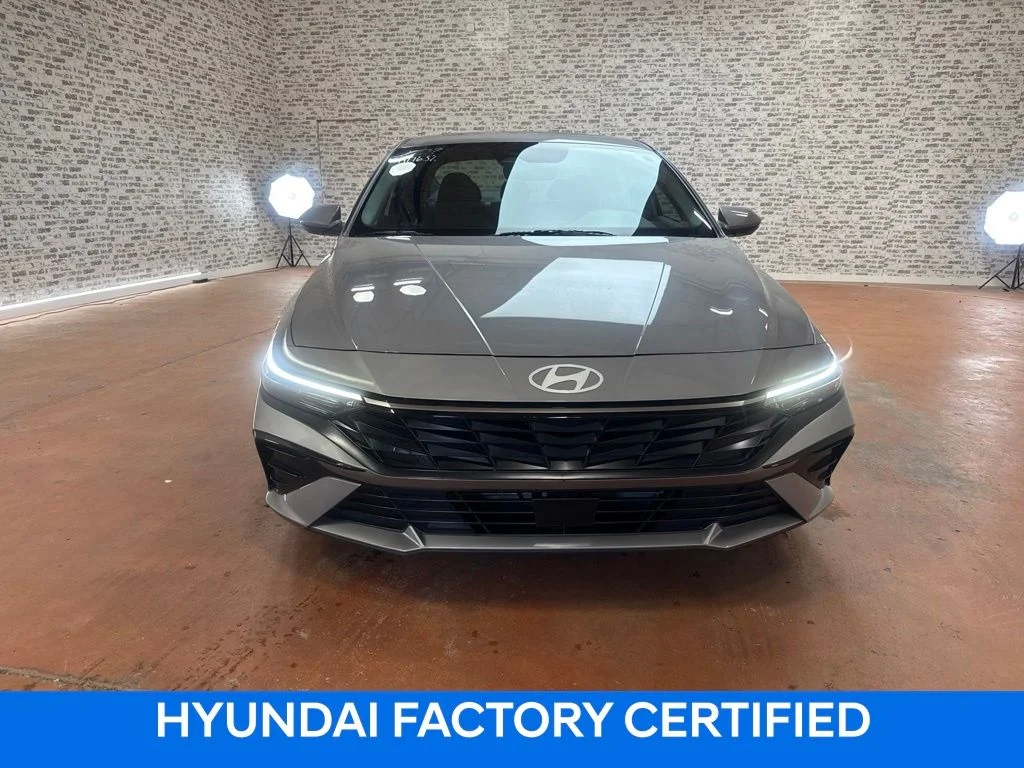 Certified Used 2025 Fluid Metal Hyundai SEL Convenience image 2