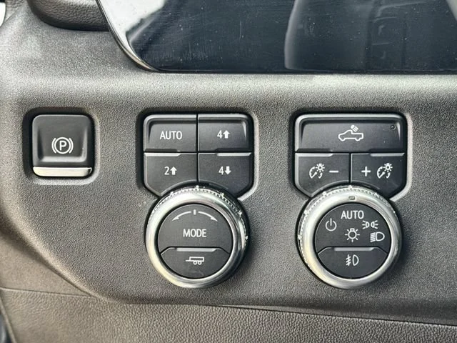 Used 2024 Summit White GMC Elevation image 17