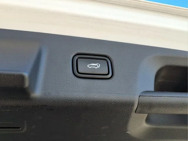 Used 2025  Hyundai SEL image 25