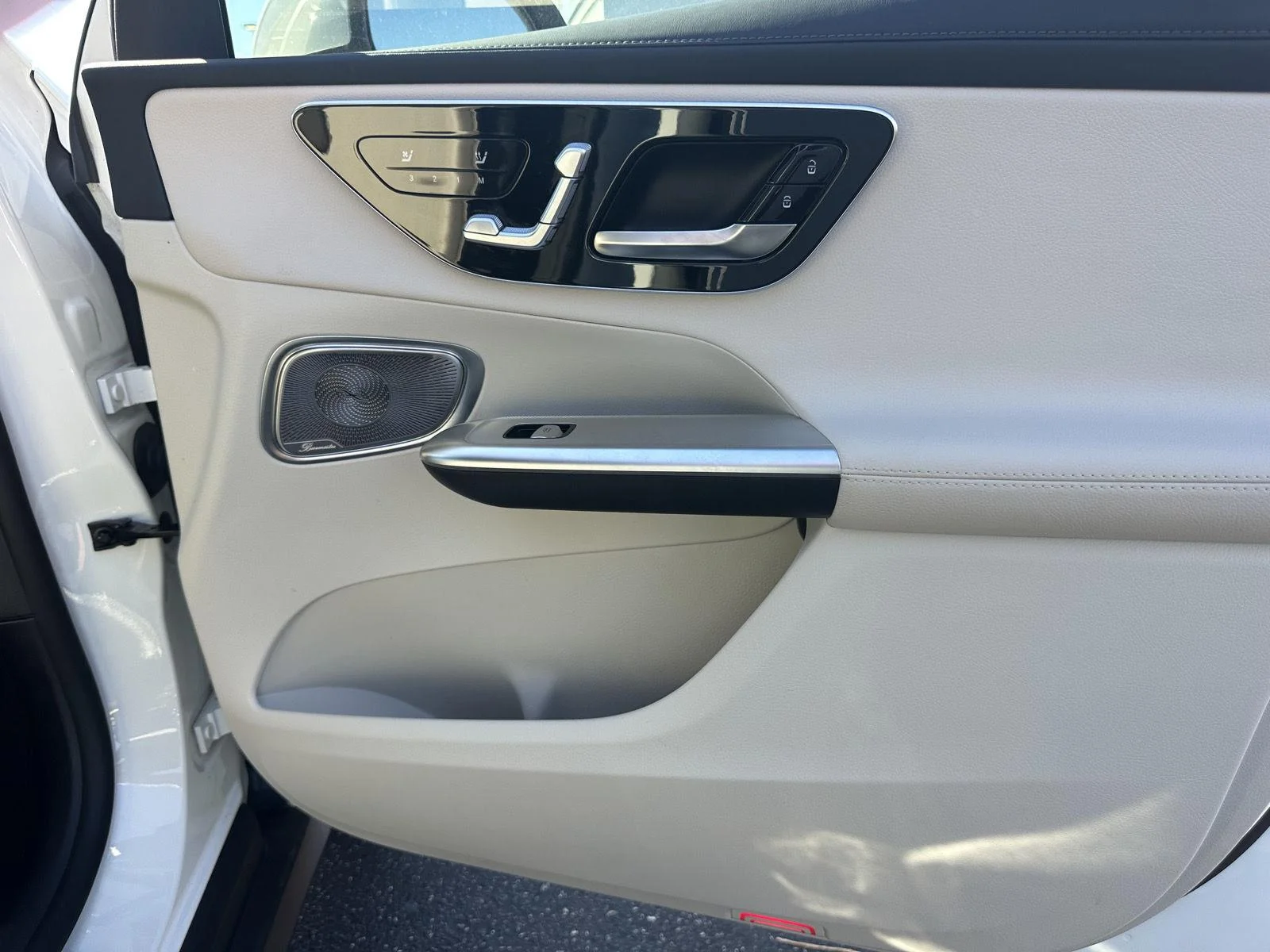 Used 2023 Polar White Mercedes-Benz GLC 300 image 17