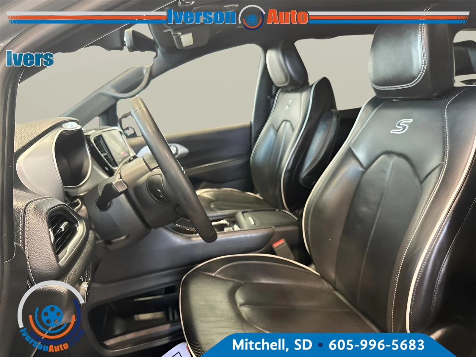 Used 2025 Ceramic Gray Clearcoat Chrysler Limited image 16