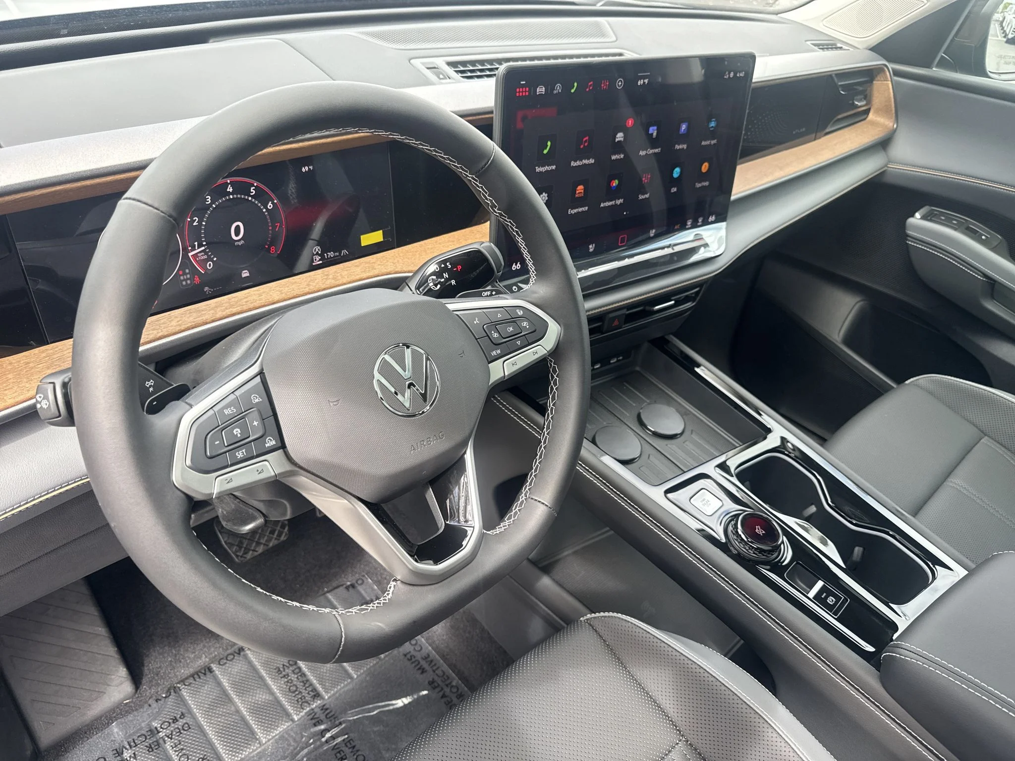 New 2027 Deep Black Pearl Volkswagen SE w/Technology image 15