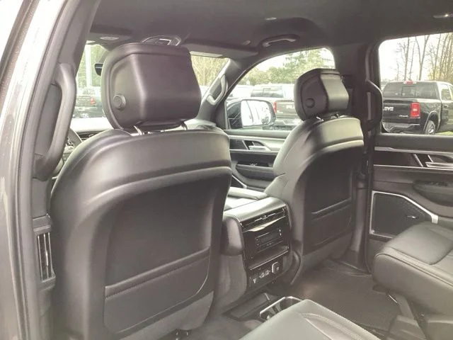 New 2026 Baltic-Gray Metallic Clear-Coat Exterior Paint Jeep  image 23