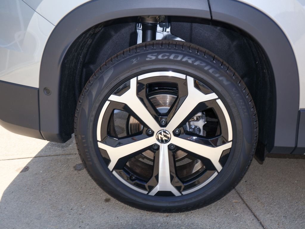 New 2026 Silver Volkswagen 2.0T SE image 9