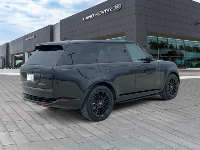Used 2025  Land Rover SE image 5