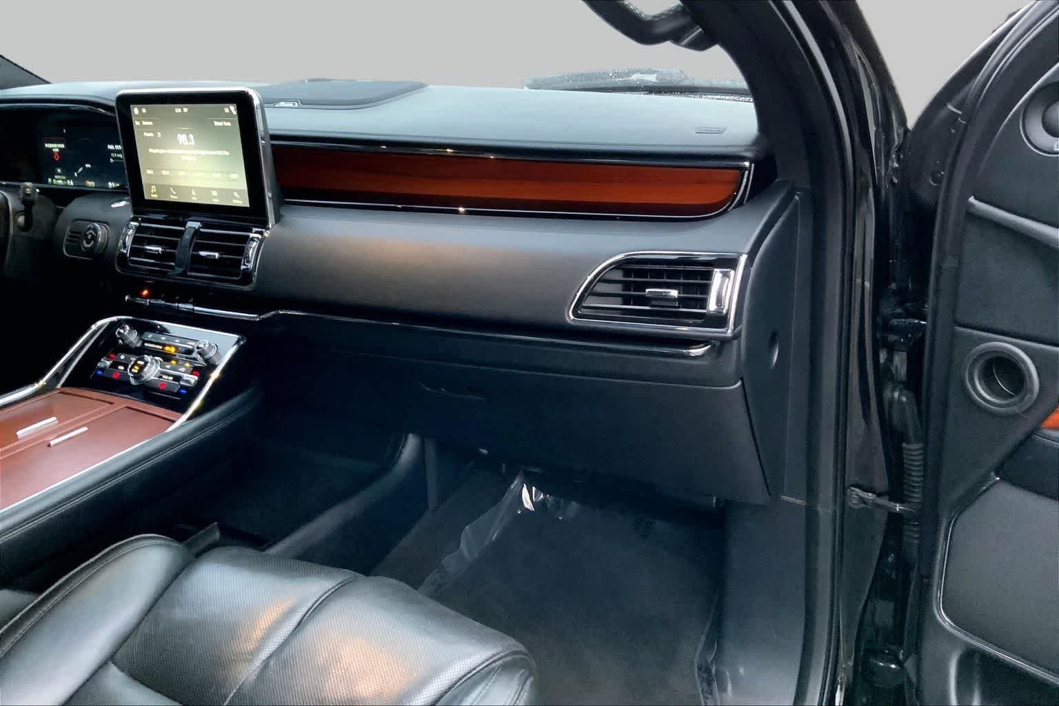 Used 2018 Black Velvet Lincoln Select image 18