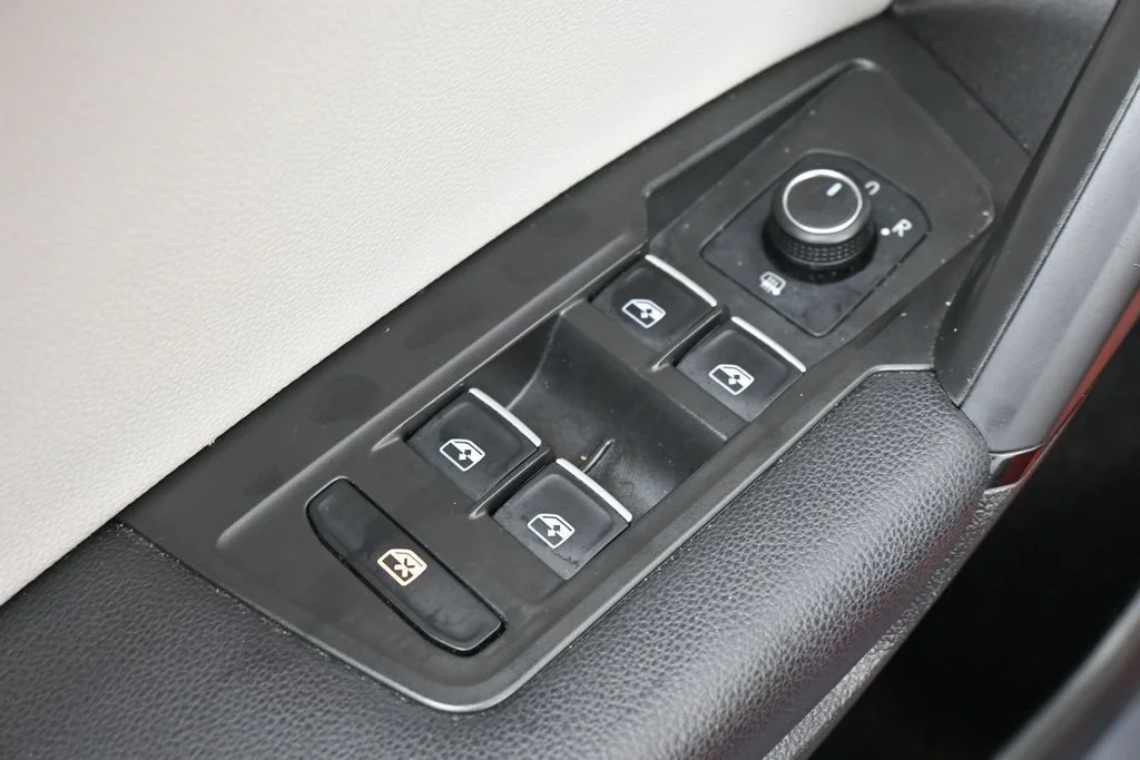 Used 2019 Orange Metallic Volkswagen 2.0T SE image 14