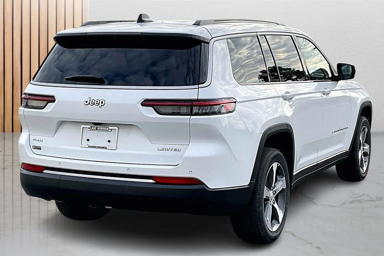 New 2026 Bright White Clear-Coat Exterior Paint Jeep Limited image 9