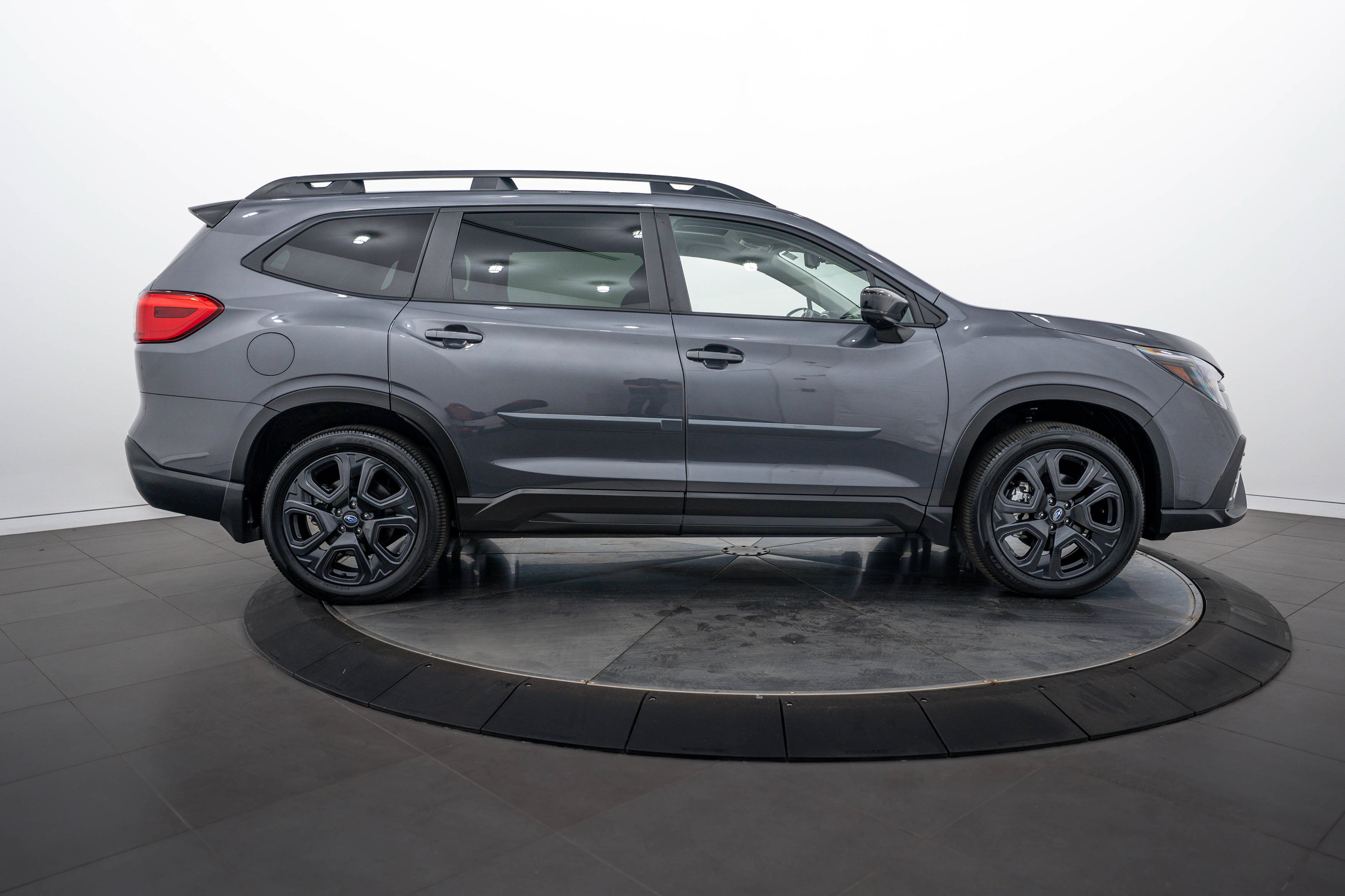 Used 2025 Magnetite Gray Metallic Subaru Onyx Edition Touring image 3