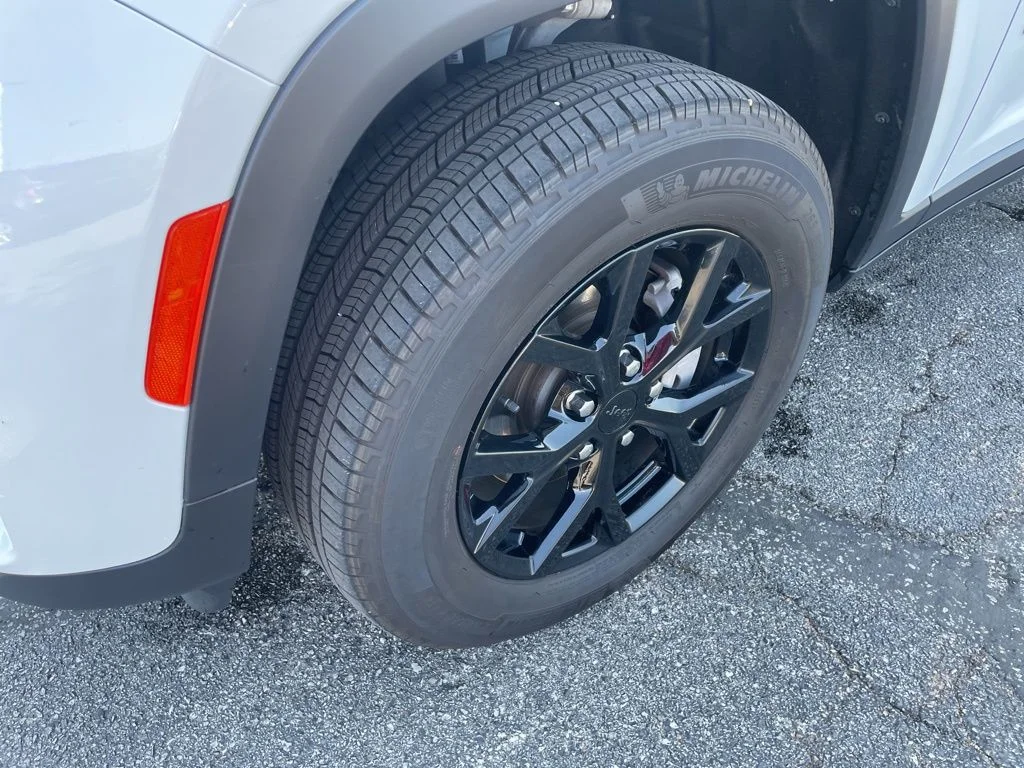Used 2024 White Jeep Altitude image 9