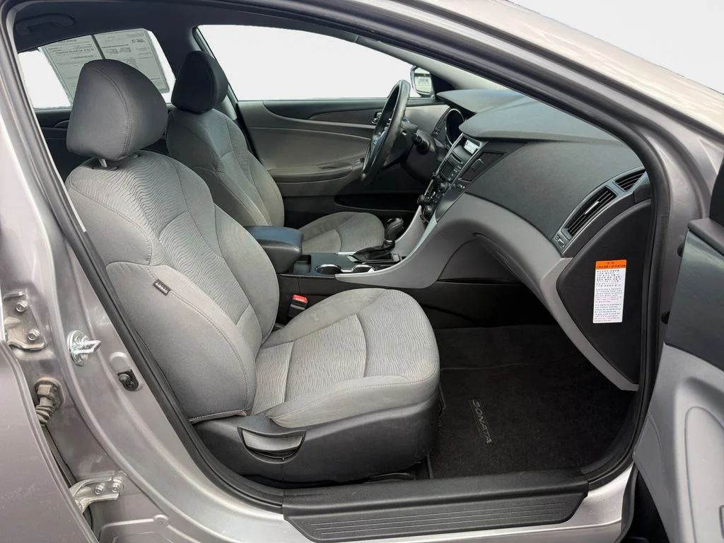 Used 2012 Hyper Silver Metallic Hyundai Base image 18
