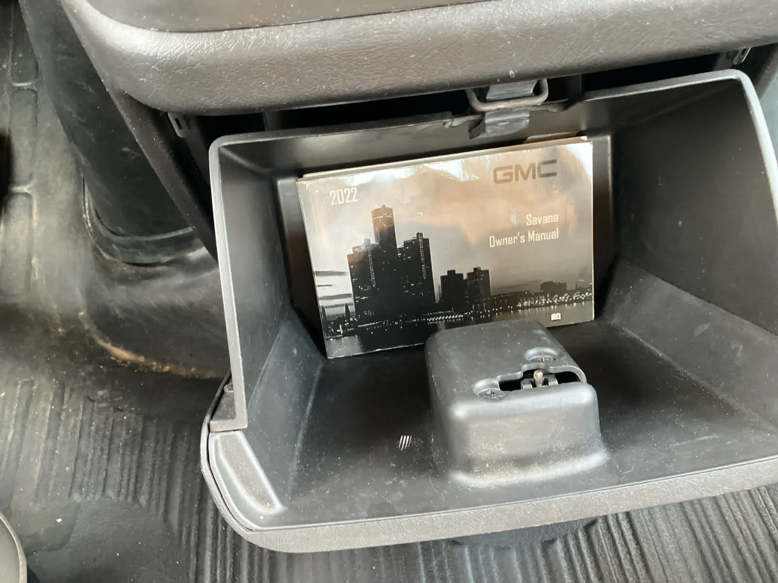 Used 2022 Summit White GMC  image 27
