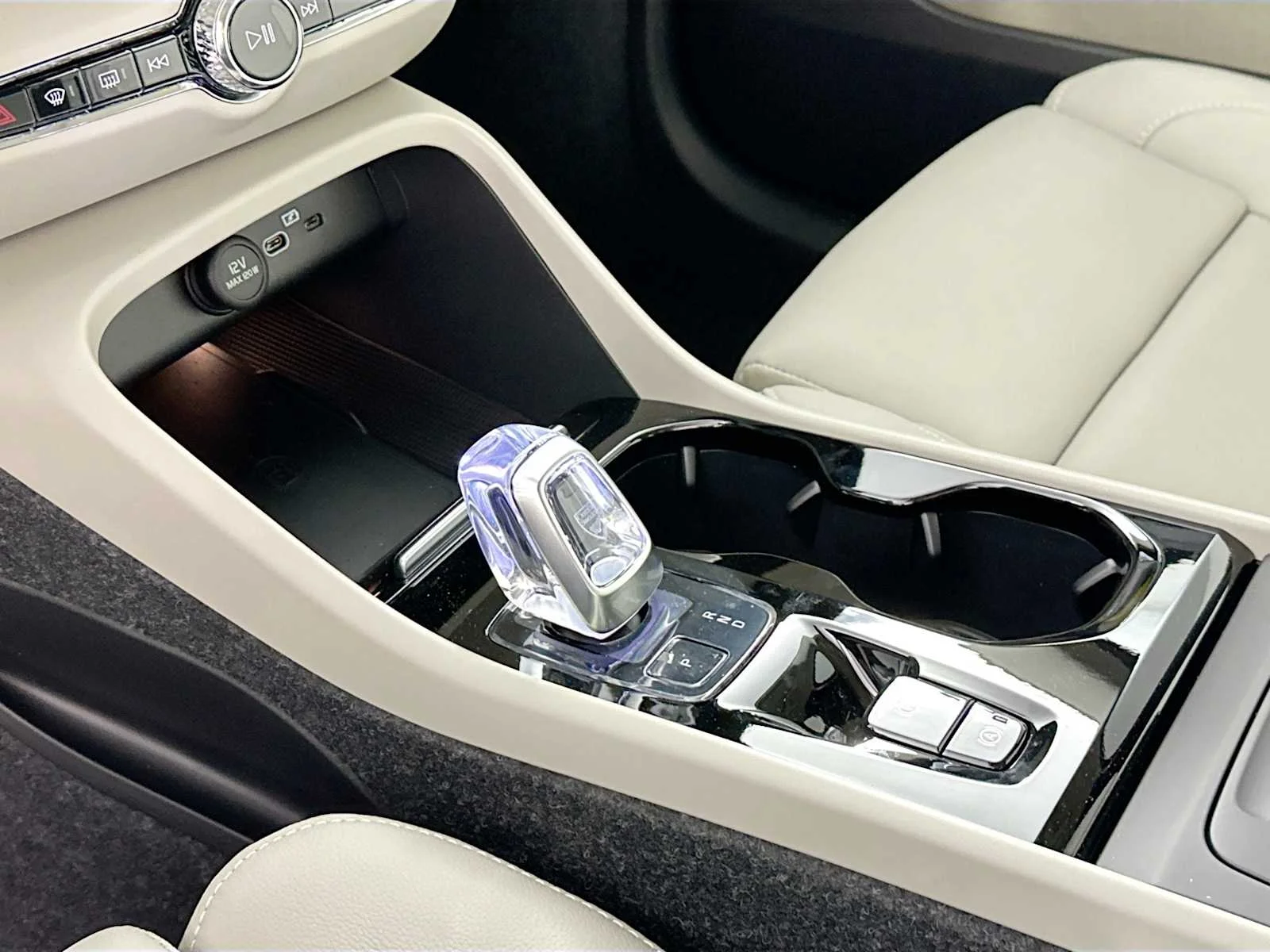 2025 Volvo XC40 Plus - Photo 15