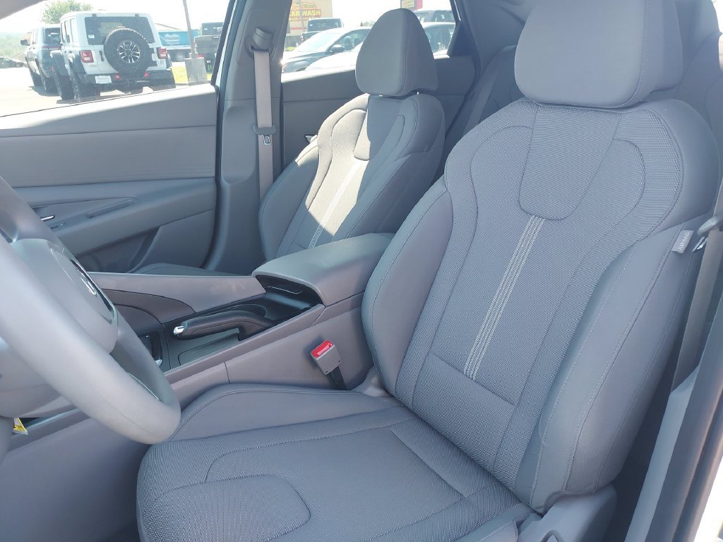 Used 2025 White Hyundai SE image 17