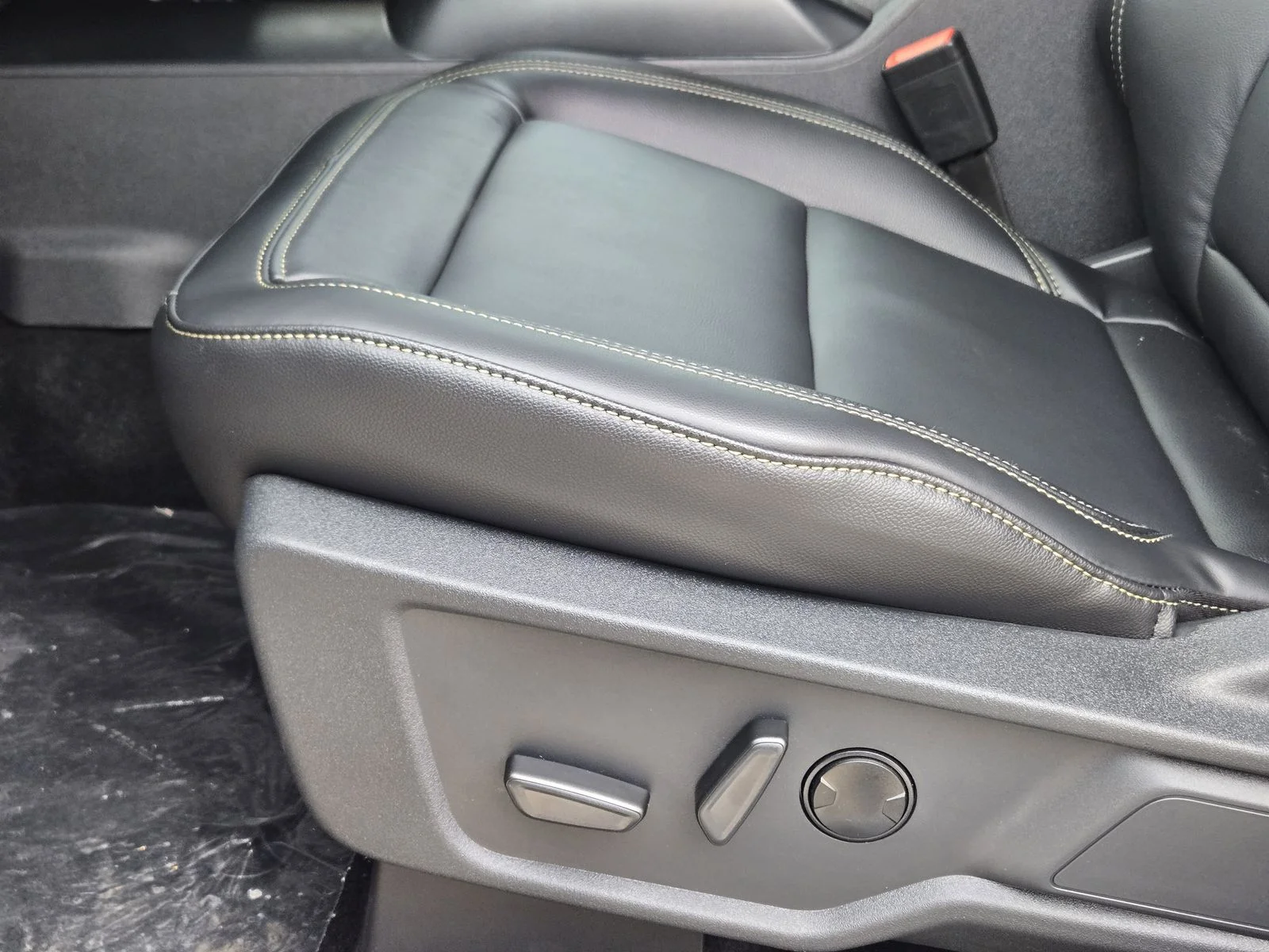 New 2025 Oxford White Ford Badlands® image 16