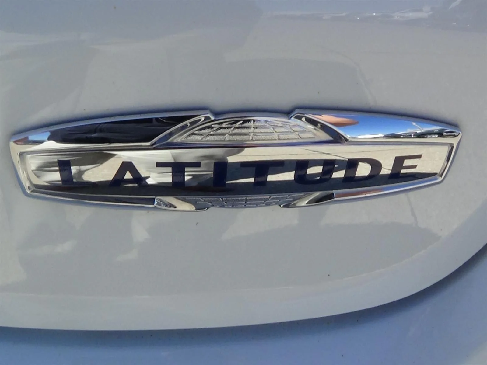 Certified Used 2025 Bright White Clear Coat (pw7) Jeep Latitude image 11