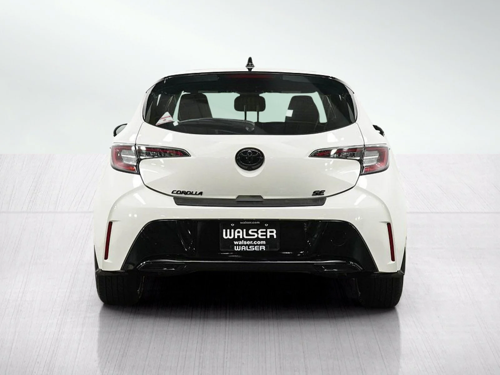 Used 2022  Toyota SE image 4