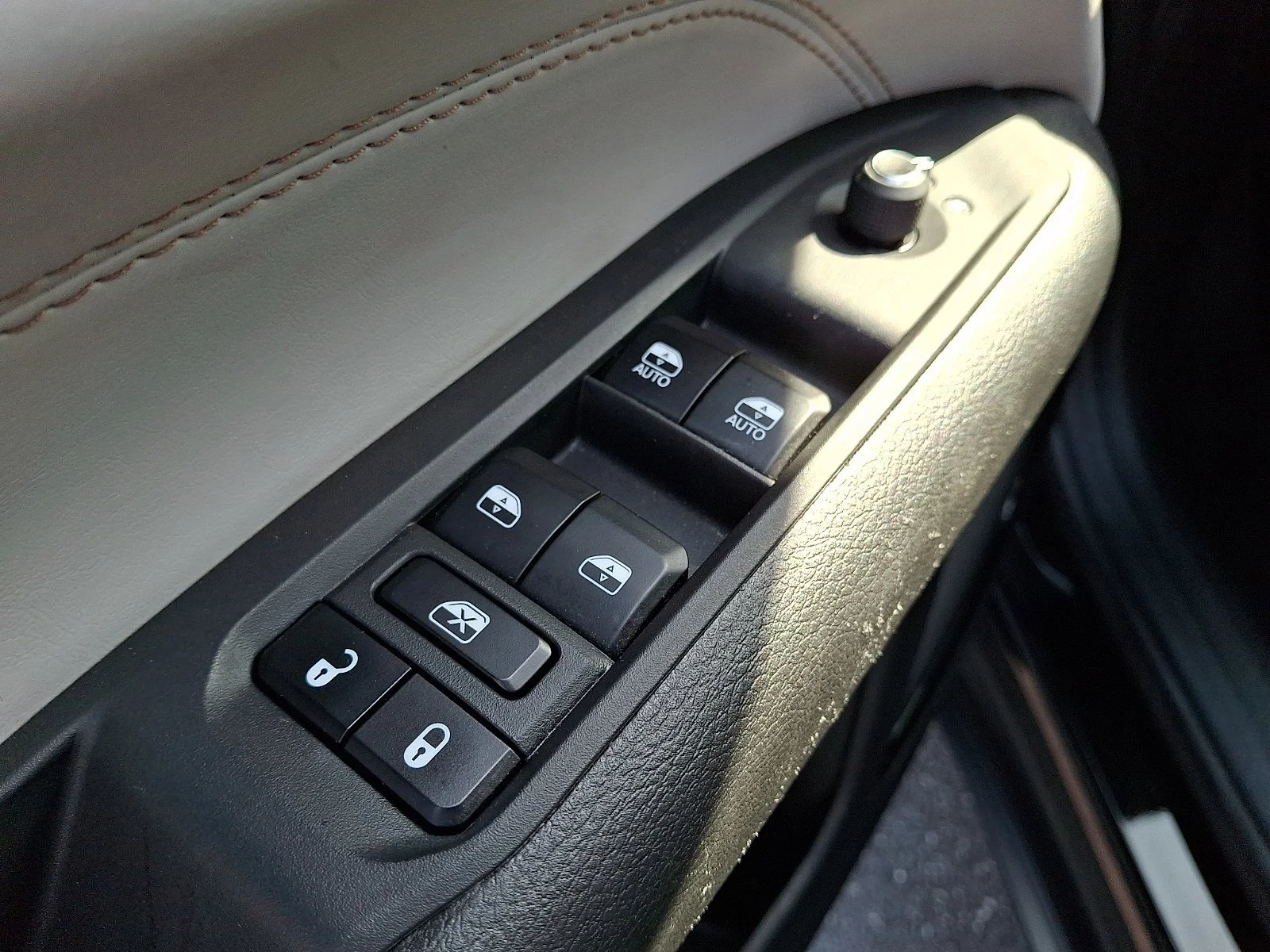 Used 2023 Diamond Black Crystal Pearlcoat Jeep Limited image 25