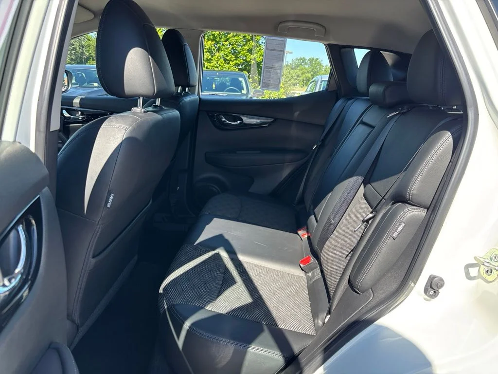 Used 2022 White Nissan SV image 10