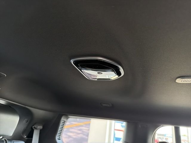 New 2026 Bright White Clear-Coat Exterior Paint Jeep Limited Reserve image 11