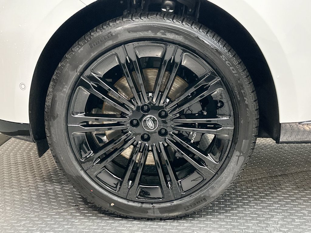 Certified Used 2025 Fuji White Land Rover SE image 3