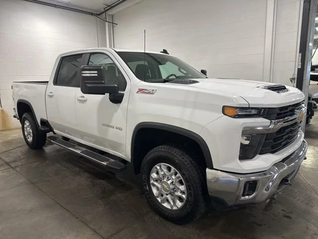 Used 2025 Summit White Chevrolet LT image 3