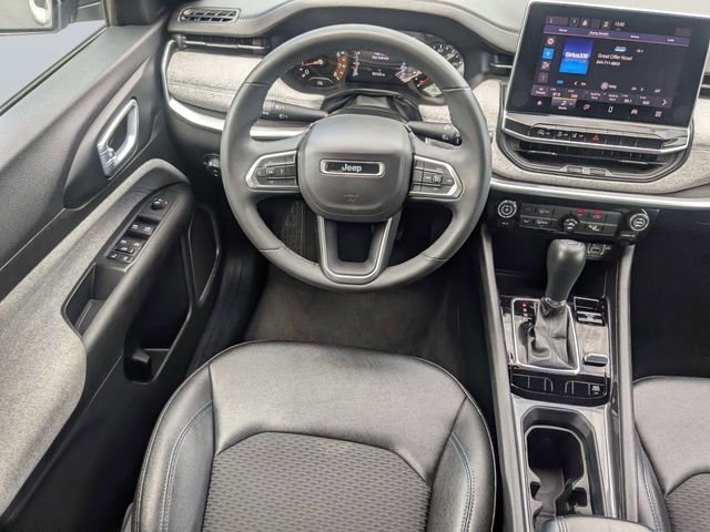 Used 2024  Jeep Latitude image 16