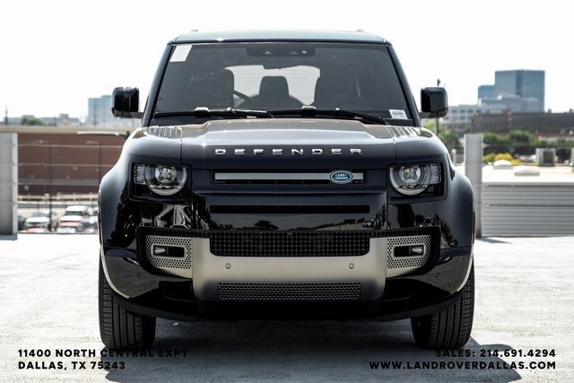 Used 2025 Santorini Black Metallic Land Rover X-Dynamic SE image 3