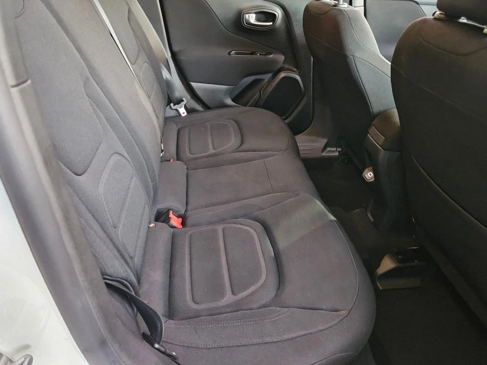 Used 2019 Alpine White Clearcoat Jeep Latitude image 18