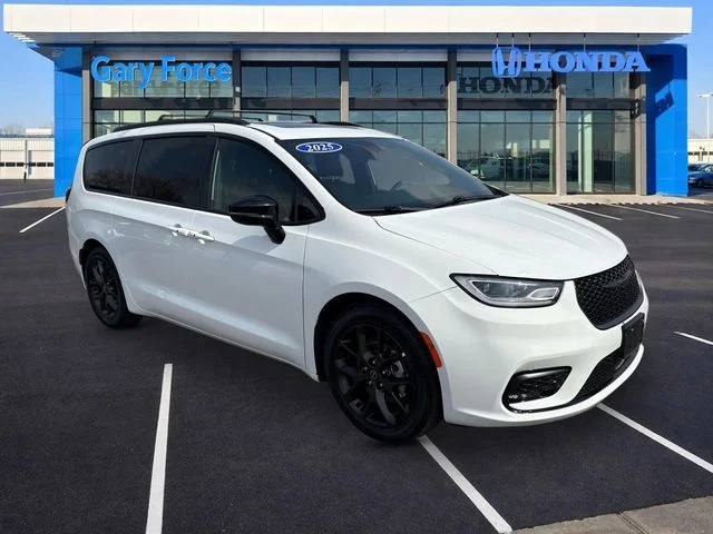 2025 Chrysler Pacifica Limited's photo