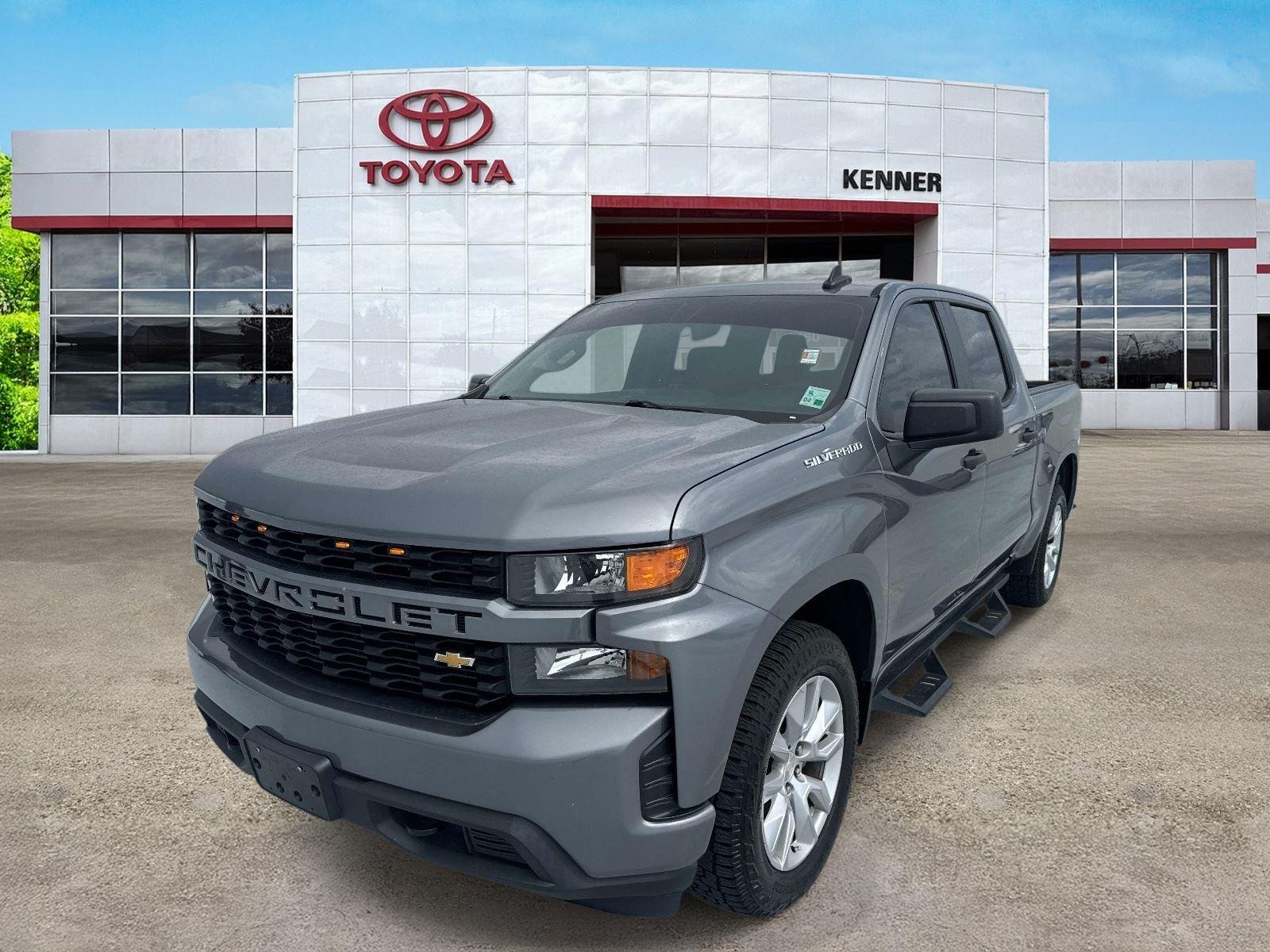 Used 2022 Satin Steel Metallic Chevrolet Custom image 3