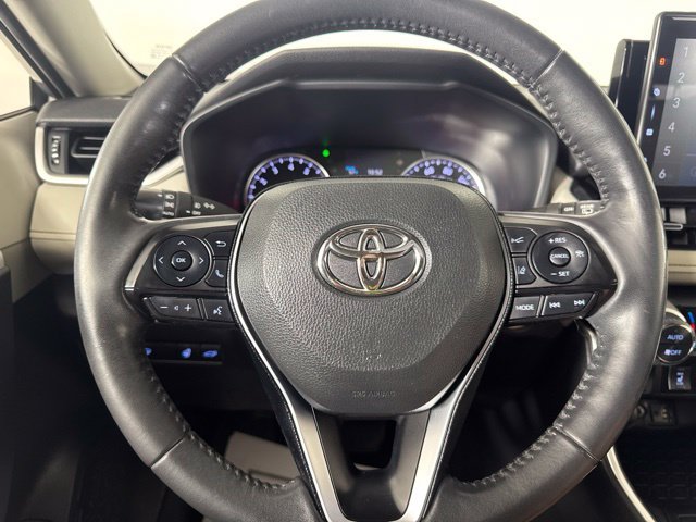 Used 2019 Silver Toyota XLE Premium image 19