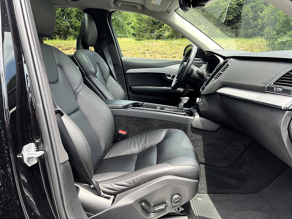 Used 2021 Onyx Black Metallic Volvo Momentum image 20