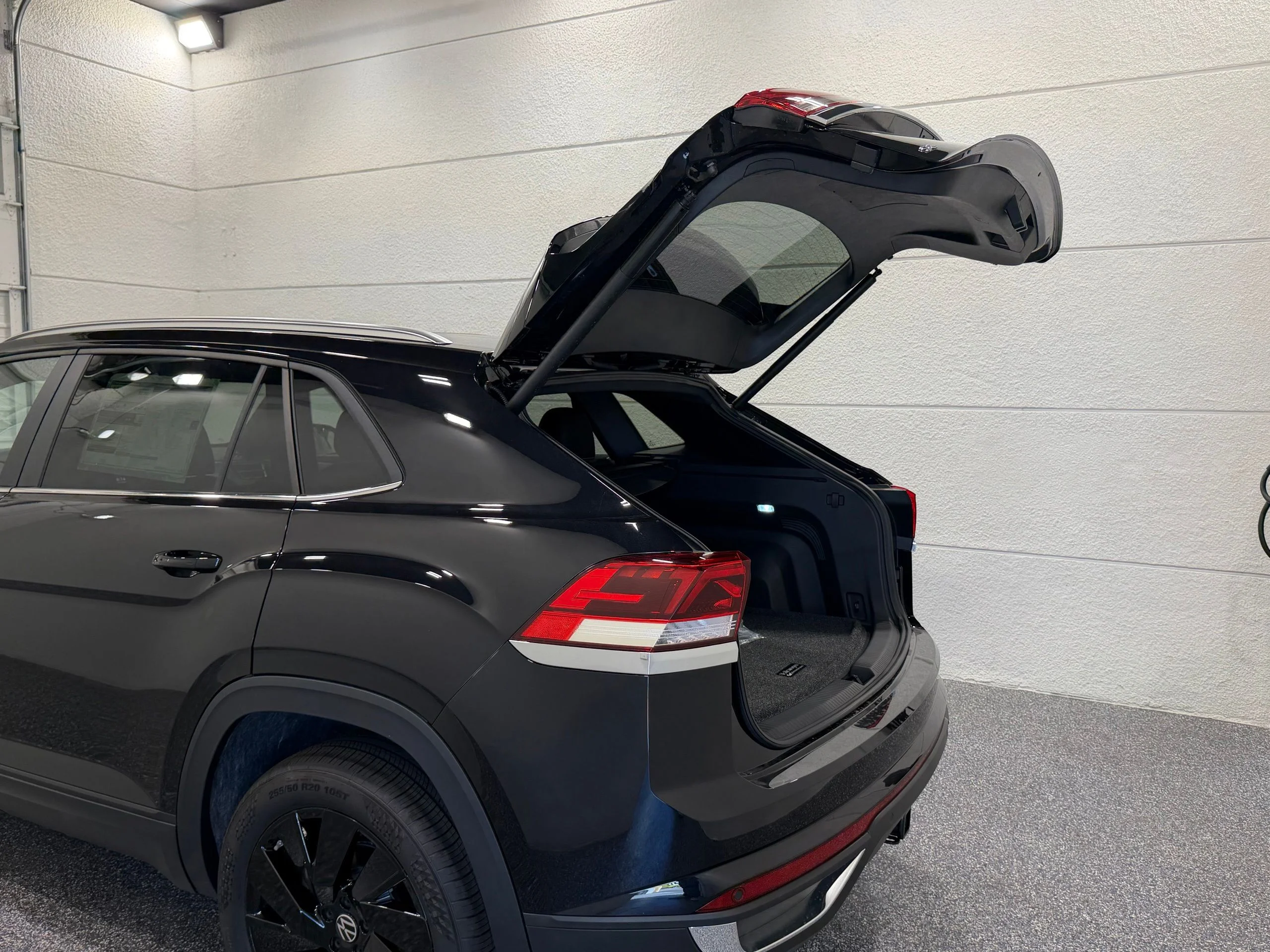 New 2026 Black Volkswagen 2.0T SE w/Technology image 23
